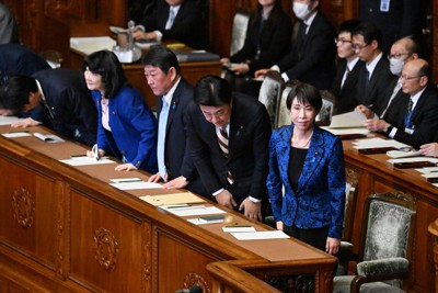 衆院本会議で2025年度補正予算案が賛成多数で可決され、一礼する高市早苗首相（右端）ら＝国会内で2025年12月11日午後5時52分、平田明浩撮影