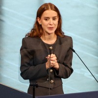 ノーベル平和賞の授賞式で、マチャド氏の演説を代読する長女のアナ・コリナ・ソーサ氏＝10日、オスロ（ロイター＝共同）