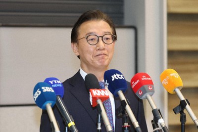 記者団の取材に応じ、辞意を表明する韓国の田載秀海洋水産相＝韓国北西部・仁川市の仁川国際空港で2025年12月11日（朝鮮日報提供）
