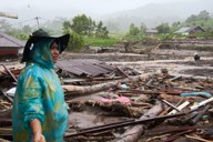 洪水後、被害を確認する女性＝インドネシア・スマトラ島で2025年11月27日、AP