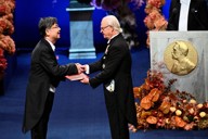 ノーベル賞授賞式で生理学・医学賞を授与される坂口志文・大阪大特任教授＝ストックホルムで2025年12月10日、ロイター