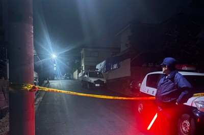 2人の遺体が発見された現場付近で警戒に当たる警察官＝大津市稲津3で2025年12月10日午後11時46分、菊池真由撮影