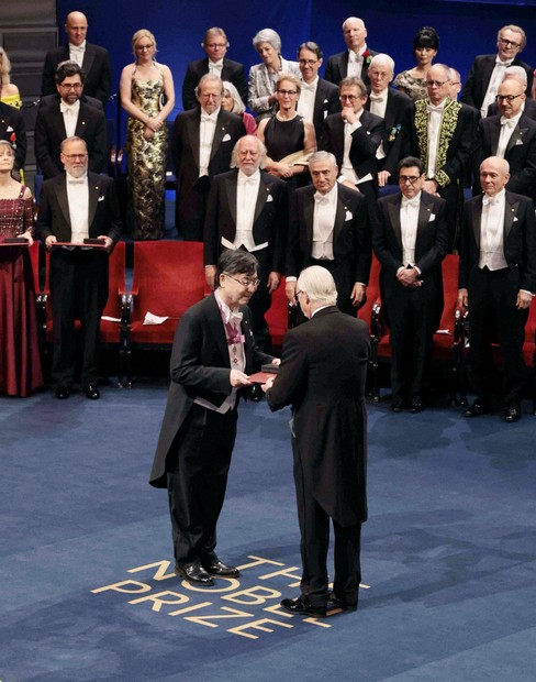 ノーベル賞授与の瞬間に笑み 坂口志文さんと北川進さんに万雷の拍手 | 毎日新聞