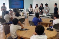 阿南市立山口小学校で防災教育出前授業をする龍谷大政策学部・石原凌河研究室の学生たち。後列右から2人目がプロジェクトリーダーの佐藤拓海さん＝2025年9月、石原凌河准教授撮影