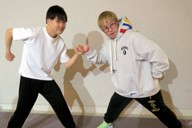 ホノルルマラソンに一緒に参加するあべけん太さん（右）と吉田葵さん＝2025年11月23日、明珍美紀撮影