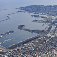最大震度6強の強い揺れを観測し、一時津波警報が出された八戸市の沿岸部。手前は八戸港＝青森県八戸市で2025年12月9日午前10時5分、本社機「希望」から手塚耕一郎撮影