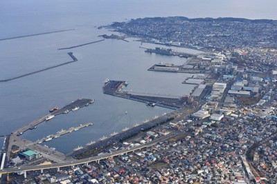 最大震度6強の強い揺れを観測し、一時津波警報が出された八戸市の沿岸部。手前は八戸港＝青森県八戸市で2025年12月9日午前10時5分、本社機「希望」から手塚耕一郎撮影