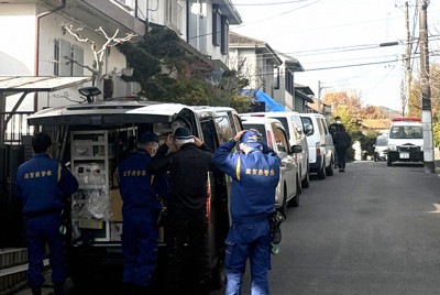 遺体が見つかった住宅周辺に集まる県警捜査員ら＝大津市稲津3で11日午前、菊池真由撮影