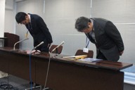 記者会見で謝罪する中井やまゆり園の井上一園長（右）ら＝神奈川県庁で2025年12月11日午後4時16分、蓬田正志撮影