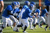 毎日甲子園ボウルを前に練習に臨む関学大の選手たち＝阪神甲子園球場で2025年12月11日、大西岳彦撮影