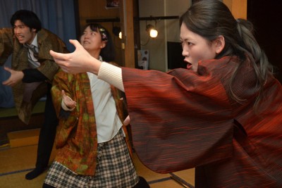 公演を前に練習に励む団員ら＝佐賀市で2025年12月9日午後9時28分、西貴晴撮影