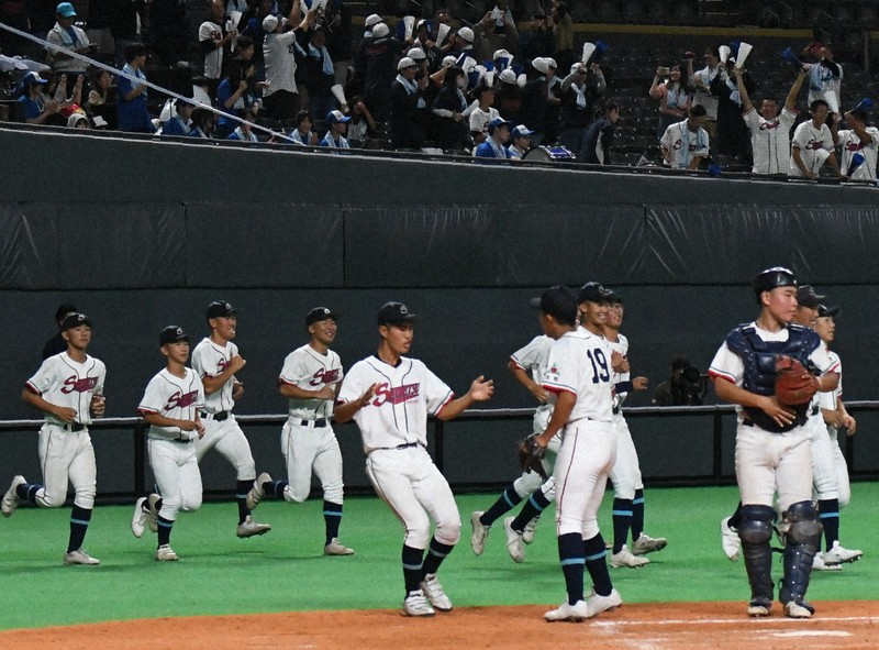 秋季北海道大会1回戦を突破し、喜ぶ士別翔雲の選手たち＝札幌市豊平区の大和ハウスプレミストドームで2025年10月12日、森原彩子撮影