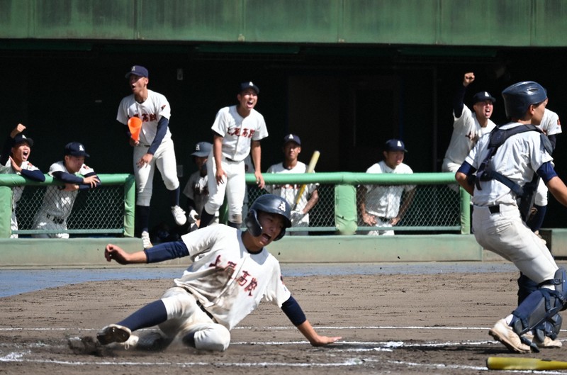 秋季埼玉大会準々決勝で熊谷商に勝利した上尾の選手ら＝さいたま市大宮区の県営大宮公園野球場で2025年10月2日