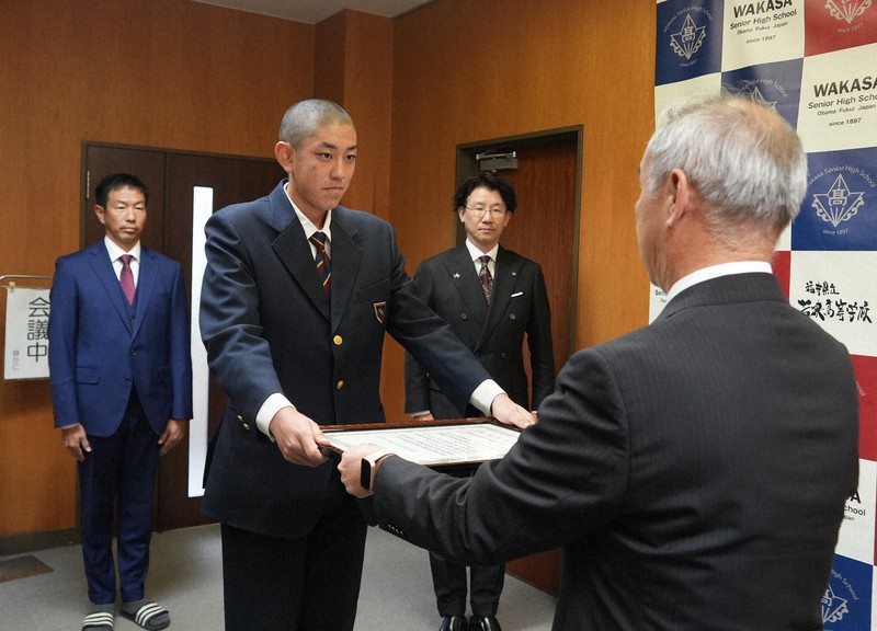 第98回選抜高校野球大会「21世紀枠」の福井県推薦校に選ばれ、表彰状を受け取る若狭の冨田颯大副主将＝福井県小浜市の同校で2025年11月21日、高橋隆輔撮影