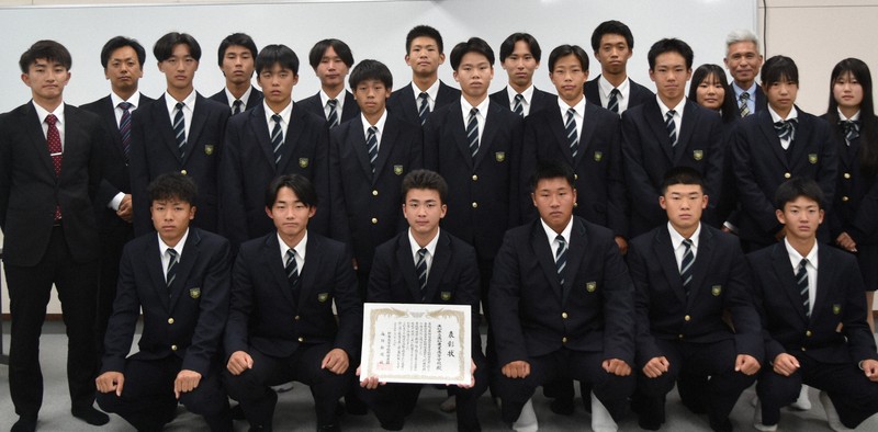 第98回選抜高校野球大会「21世紀枠」の高知県推薦校として表彰された高知農の選手たち＝高知県南国市の同校で2025年11月12日、行方一男撮影