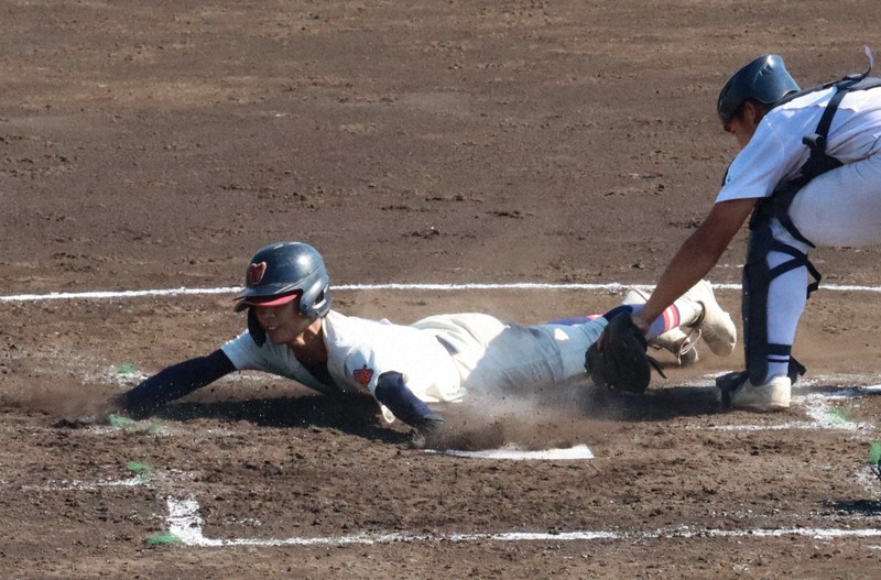 長崎大会準決勝の大崎戦で本盗を決める長崎西の大町悠透＝長崎県佐世保市で2025年10月11日、川島一起撮影