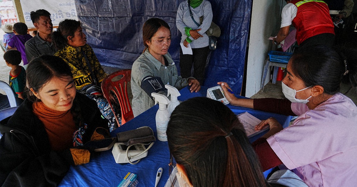 Emotional evacuees recount moments they fled Thailand-Cambodia fighting