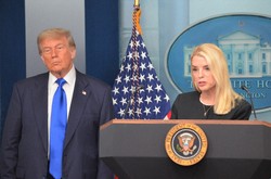 米ホワイトハウスで記者会見するボンディ司法長官（右）とトランプ大統領＝2025年6月27日、西田進一郎撮影