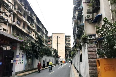 四川省成都市青羊区にある城中村。左下隅の門は施錠できる（２０２５年11月） 石兰撮影