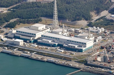 柏崎刈羽原発の（左から）５、６、７号機。（2025年11月）