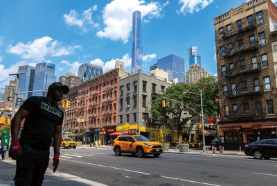 収入の３分の１を家賃に費やす世帯が増加（ニューヨークの住宅群）（Bloomberg）