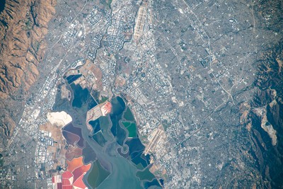 国際宇宙ステーションから見たシリコンバレー。小さな地域に世界中の富が集まる （ZUMA／共同）