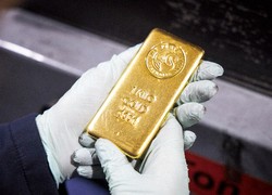 「取り残される恐怖」から個人も金現物を求めに走る＝Bloomberg