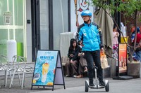 北京の飲食店の配達員。単発仕事を請け負う「ギグワーカー」が増えている＝2025年5月、Bloomberg