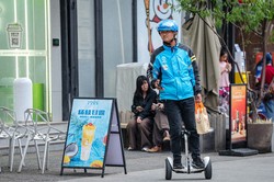 北京の飲食店の配達員。単発仕事を請け負う「ギグワーカー」が増えている＝2025年5月、Bloomberg