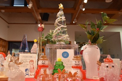 クリスマスツリーやサンタクロース、雪だるまなどをかたどったガラス作品＝秋田市の新屋ガラス工房で、高橋宗男撮影