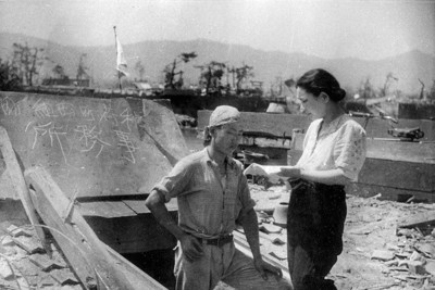 稲荷町の京橋川河岸に近い防空壕に開設された町会事務所。「稲荷町西組」「事務所」の文字が見える。1945年8月11日朝刊（大阪本社版）に掲載された（爆心地から1500メートル）＝広島市稲荷町（現広島市南区）で1945年8月9日、国平幸男撮影