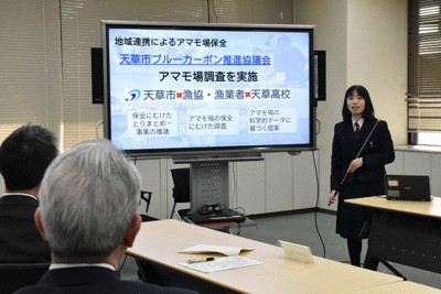 農林水産大臣賞を受賞した「アマモ」再生の取り組みなどについて、県教委を表敬訪問して説明する県立天草高科学部部長の田中さん（右）＝熊本市中央区の県庁で2025年12月10日午後3時14分、山口桂子撮影