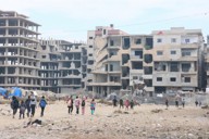 内戦で破壊された街並み。復興には多額の費用が必要になると試算されている＝ダマスカス南部で2025年11月26日、金子淳撮影