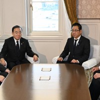 会談に臨む自民党の梶山弘志国対委員長（中央左）と日本維新の会の遠藤敬国対委員長（同右）＝国会内で2025年12月12日午前9時半、平田明浩撮影