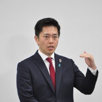 報道陣の取材に応じる日本維新の会の吉村洋文代表＝大阪府庁で2025年12月12日午後0時23分、宮本翔平撮影