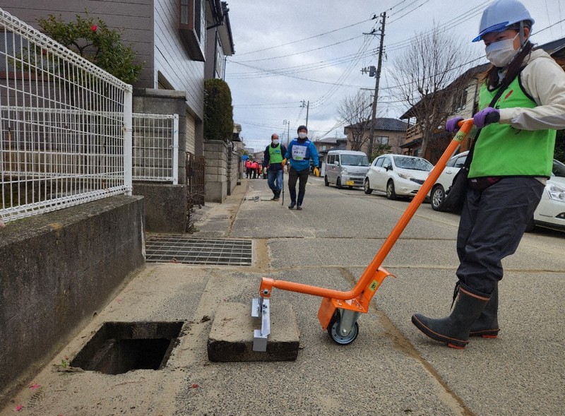 40キロの側溝ふたを軽々 災害時も活躍 ゴム製品会社放ったヒット 