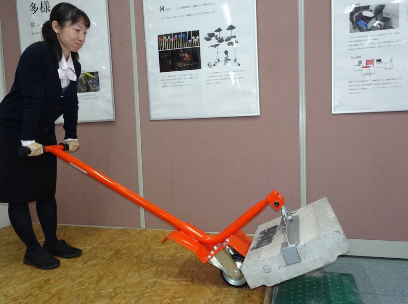 40キロの側溝ふたを軽々 災害時も活躍 ゴム製品会社放ったヒット