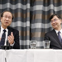 ノーベル賞授賞式から一夜明け、記者会見する化学賞の北川進・京都大特別教授（左）と生理学・医学賞の坂口志文・大阪大特任教授＝11日、ストックホルム（共同）