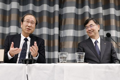 ノーベル賞授賞式から一夜明け、記者会見する化学賞の北川進・京都大特別教授（左）と生理学・医学賞の坂口志文・大阪大特任教授＝11日、ストックホルム（共同）