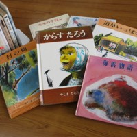 鹿児島県南大隅町の根占図書館にある八島太郎の絵本や著作＝南大隅町で2025年8月4日、田後真里撮影