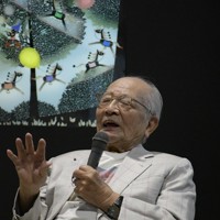 大阪の展覧会で創作について語る影絵作家・藤城清治さん＝大阪市北区で2025年10月21日午後2時18分、前本麻有撮影