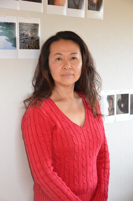 スキンシップをテーマに撮影を続ける写真家の木戸孝子さん＝高知県四万十市で2025年11月20日午後3時22分、小林理撮影