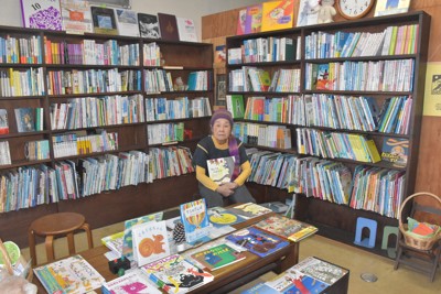 絵本や児童文学などが並ぶ店内で、本のことになると話が止まらない阿部裕子さん＝千葉市の「会留府」で2025年11月20日午後1時59分、ガン・クリスティーナ撮影