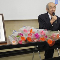 原民喜の思い出を語る原時彦さん＝広島市中区で2020年11月15日、宇城昇撮影