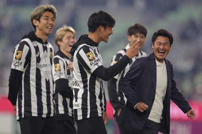 【神戸－FC東京】今シーズン限りでの退任を公表後、選手たちと笑顔で話す神戸の吉田孝行監督（右端）＝ノエビアスタジアム神戸で2025年11月30日、中川祐一撮影
