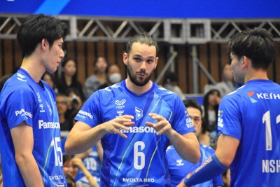SVリーグのプレシーズンマッチでチームメートと話す大阪ブルテオンのアントワヌ・ブリザール選手（中央）＝大阪府枚方市のパナソニックアリーナで2025年10月12日午後1時25分、深野麟之介撮影