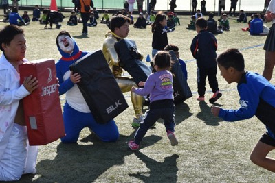 ラグビー教室で仮装して子どもたちを楽しませる御所実のラグビー部員たち（左）＝奈良県御所市で2025年12月7日午前10時14分、長宗拓弥撮影