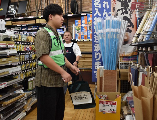 What simple, effective way to prevent shoplifting has Japan univ. experiment found?