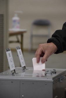This 2024 file photo shows a voter casting their ballot in Nagoya. (Mainichi/Kohei Shinkai)
