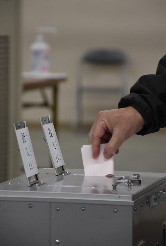 Why was a lottery held to decide mayoral election winner in east Japan?